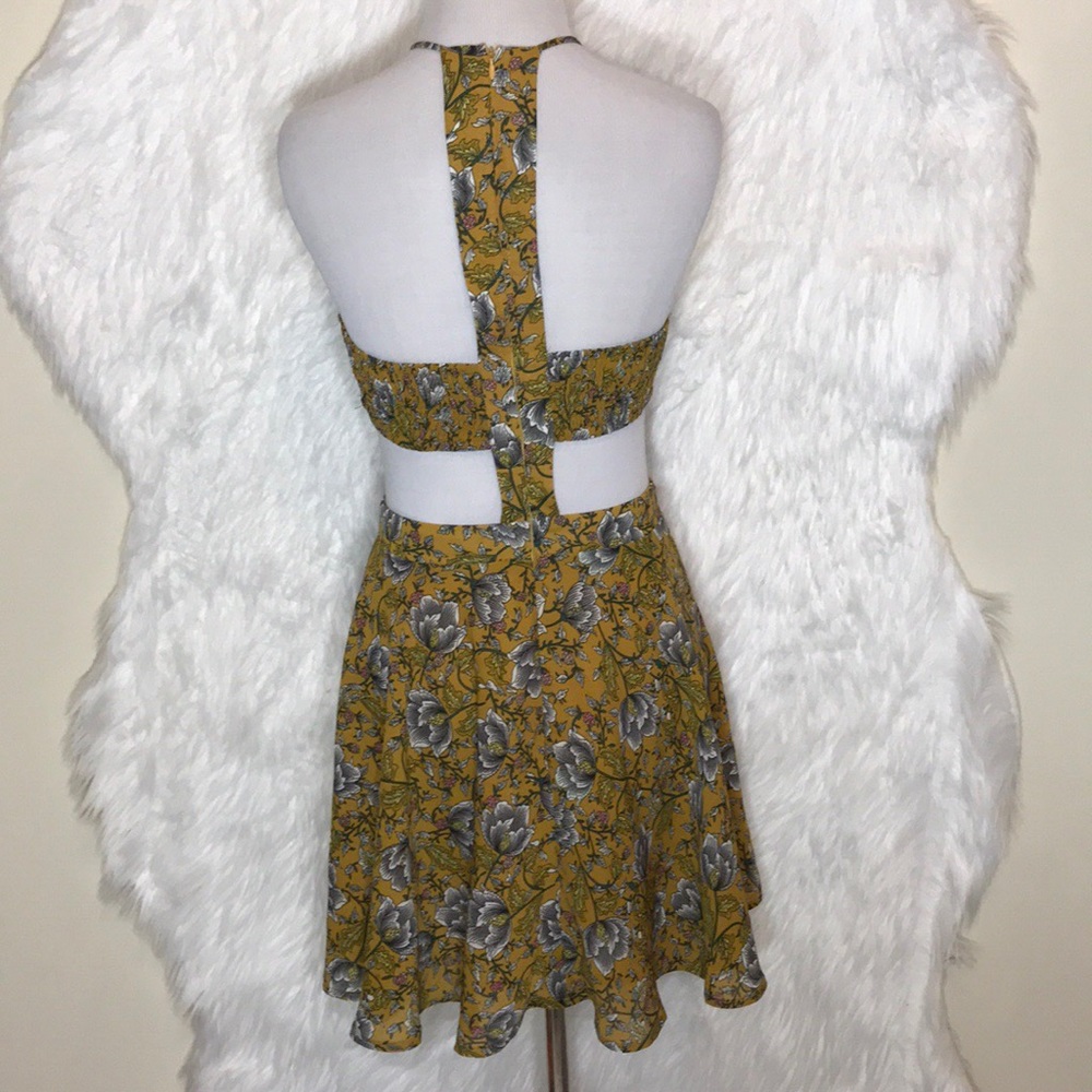 Essue Floral Open Back Dress